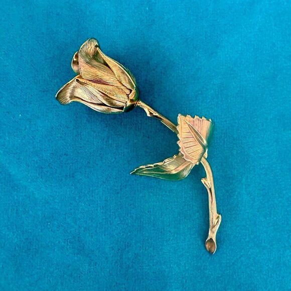 Giovanni Jewelry - Vintage Giovanni Rosebud brooch, in Gold, 1960, Stamped